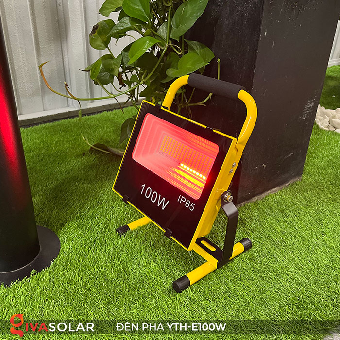 Đèn pha sạc điện và năng lượng mặt trời YTH-E-100W 12