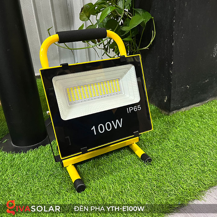 Đèn pha sạc điện và năng lượng mặt trời YTH-E-100W 4